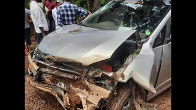 Karnataka: Dakshina Kannada BJP president miraculously escapes after his SUV topples
