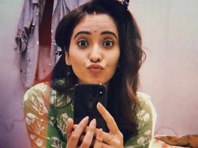 Asha Negi crosses 2 million followers on Instagram; sends kisses to her fans
