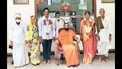 Inter-faith wedding held at Lingayat peetha in Davanagere