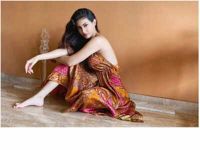 Amyra Dastur showcases her yoga moves