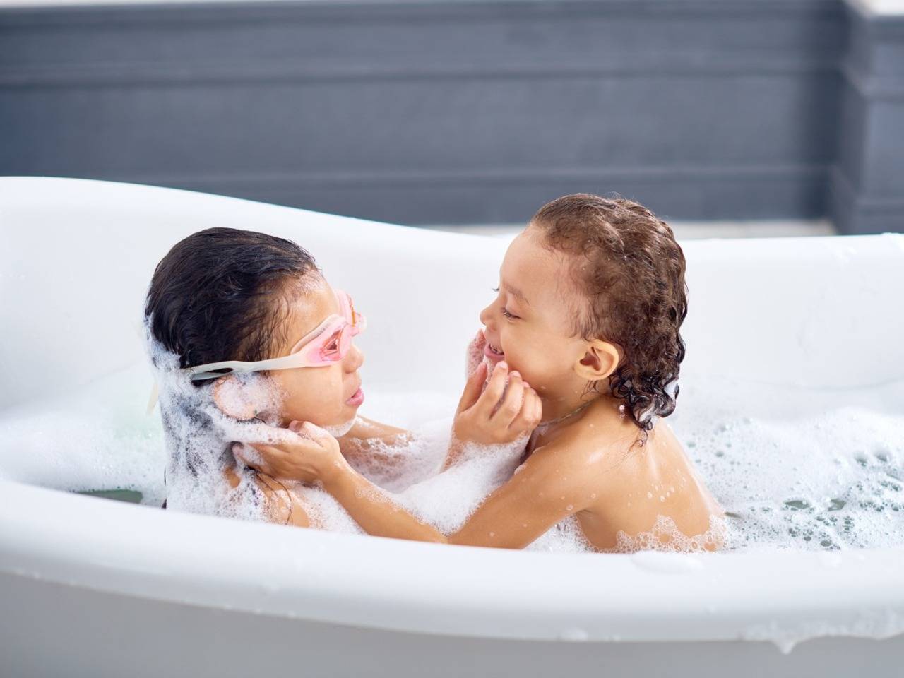 What is the right age for kids to stop bathing together? photo picture