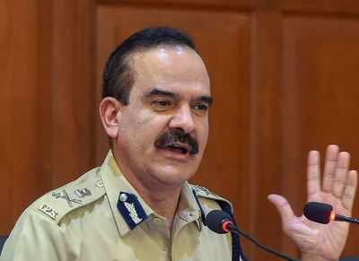 Mumbai top cop meets CM hours after transfer of DCPs revoked
