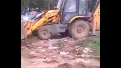 Andhra Pradesh: Burial of Covid-19 deceased using excavator turns controversial in Tirupati