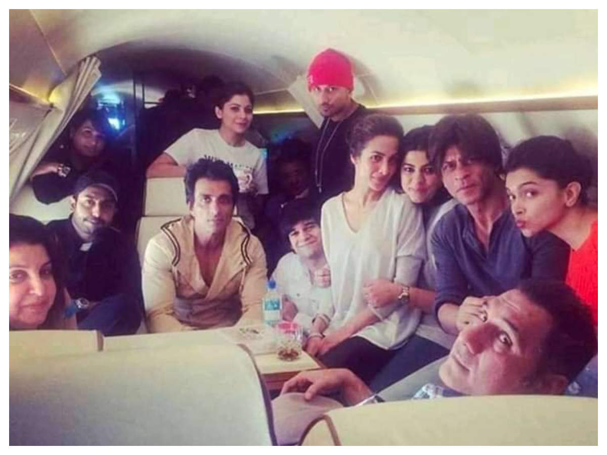 This Bts Picture Of Shah Rukh Khan Deepika Padukone And Others From Happy New Year Will Make You Revisit The Film Hindi Movie News Times Of India