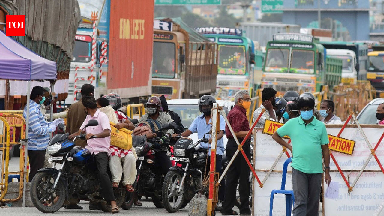 Commuters witness long queue at Karnataka-Tamil Nadu border