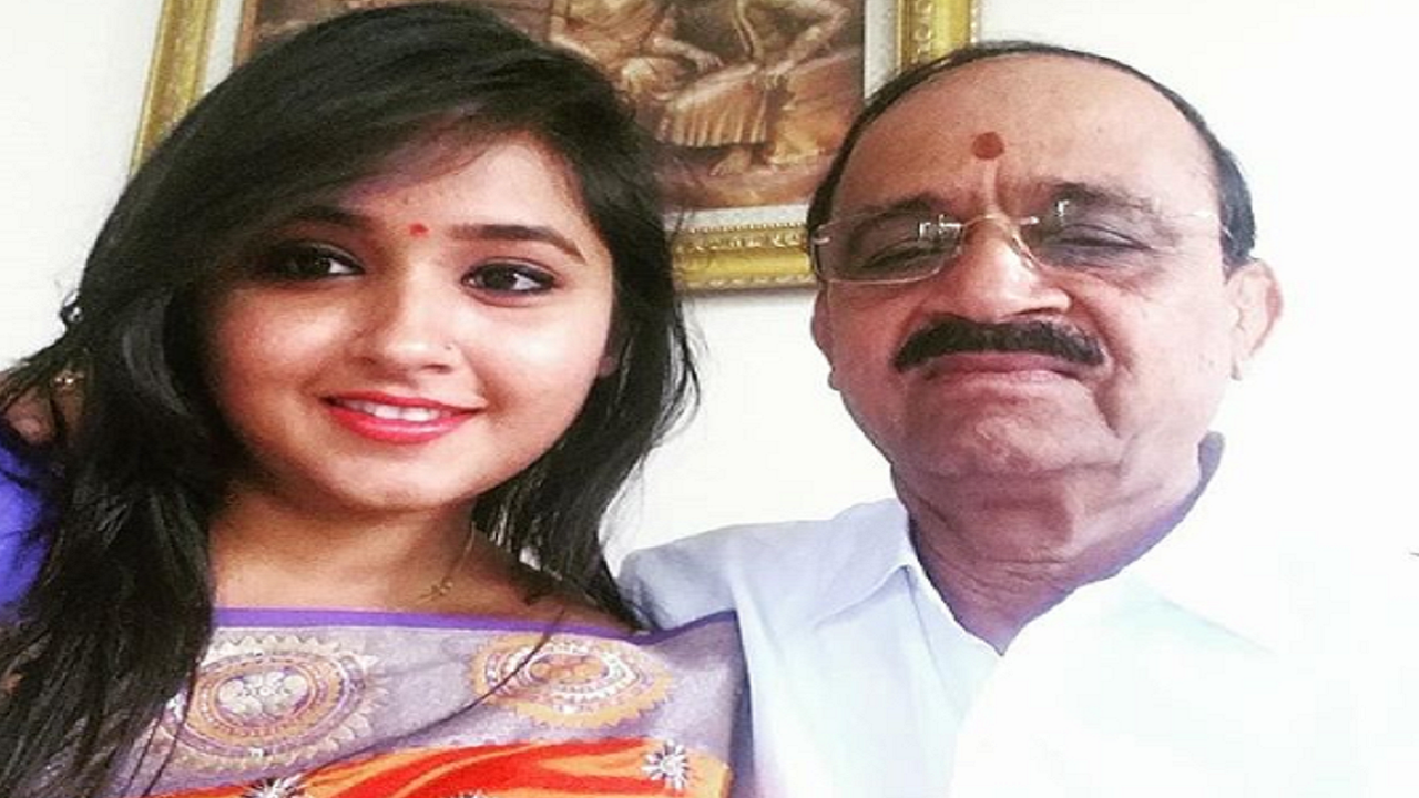 Kajal Raghwani shares a pretty selfie with her father on his birthday |  Bhojpuri Movie News - Times of India