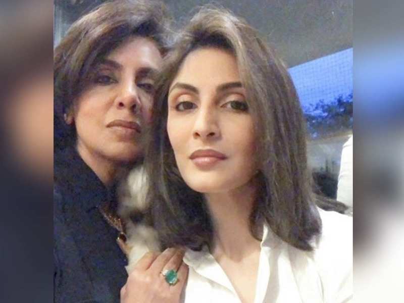 Riddhima Kapoor Sahni and mother Neetu Kapoor pose for a sweet selfie as they get ready for the latter's birthday dinner! | Hindi Movie News - Times of India