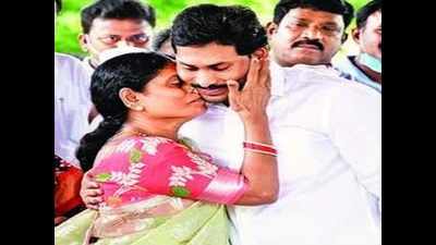 Jaganmohan Reddy pays tribute to YSR on his 71st birth anniversary, releases book by mother