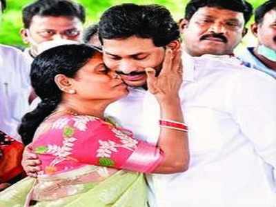 Jaganmohan Reddy pays tribute to YSR on his 71st birth anniversary,  releases book by mother | Vijayawada News - Times of India
