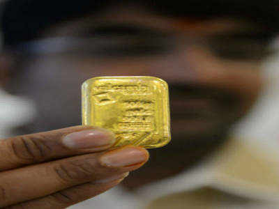 Gold prices trade flat in early session