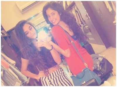 Flashback Friday: Janhvi Kapoor looks adorable as she poses for a mirror selfie with a friend