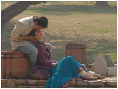 This unseen photo of Kareena Kapoor Khan and Saif Ali Khan from the sets of 'Kurbaan' is all things love!