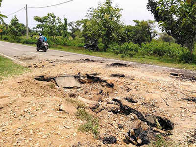 Maoists blow up road in Jharkhand