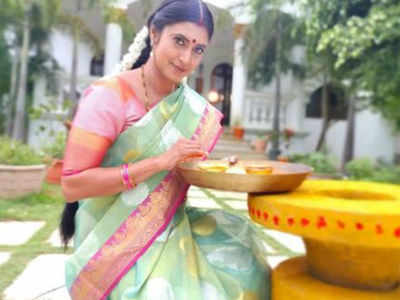 Intinti Gruhalakshmi actress Kasthuri Shankar shares a glimpse of her shoot post-lockdown; says “worried about safety”