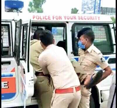 The two got into a scuffle with cops in Chhota Udepur on Thursday