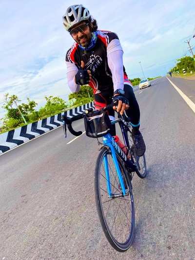Arya completes 100km ride along with Ghajinikanth director Santhosh P Jayakumar