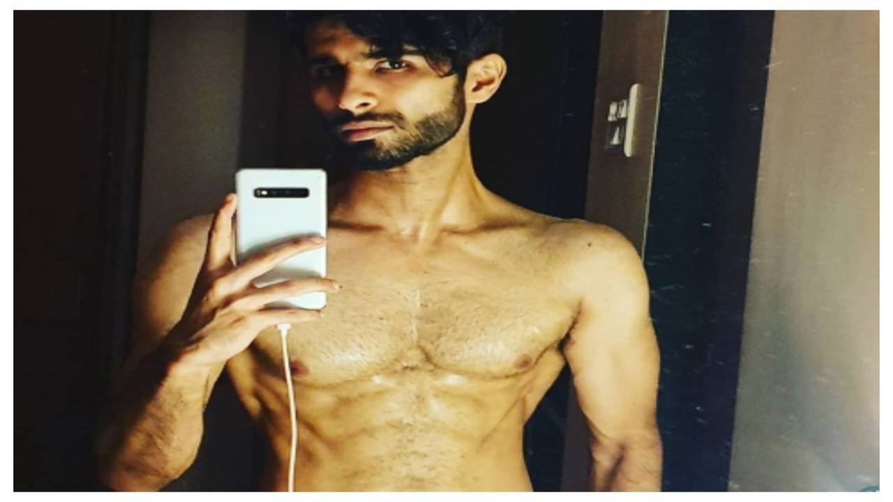 Siddharth Menon raises the temperature with his latest shirtless picture;  check out | Marathi Movie News - Times of India