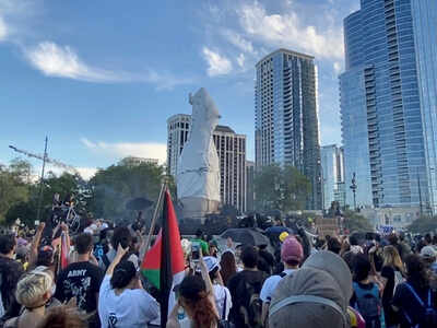 Chicago police, protesters clash during bid to topple statue