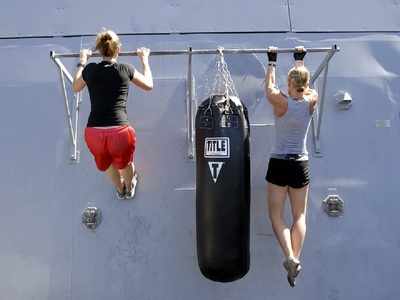 Hang heavy bag best sale on pull up bar