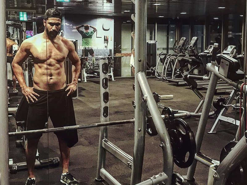 Vicky Kaushal shares a shirtless throwback from the gym as he misses  'machines' | Hindi Movie News - Times of India