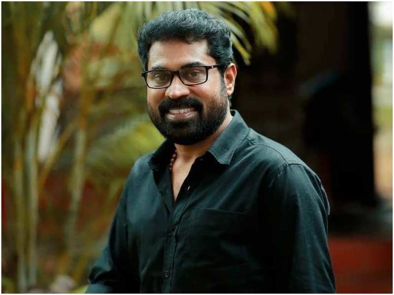Suraj Venjaramoodu: Suraj Venjaramoodu aces an all-black look in his latest  post | Malayalam Movie News - Times of India