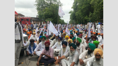 Punjab: Farm organisation holds protest at SAD president Sukhbir Badal's residence