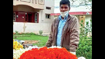 Karnataka: Engineering student sells flowers to make ends meet