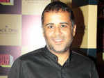 Chetan Bhagat hits back at Anupama Chopra; says Vidhu Vinod Chopra droves him close to suicide