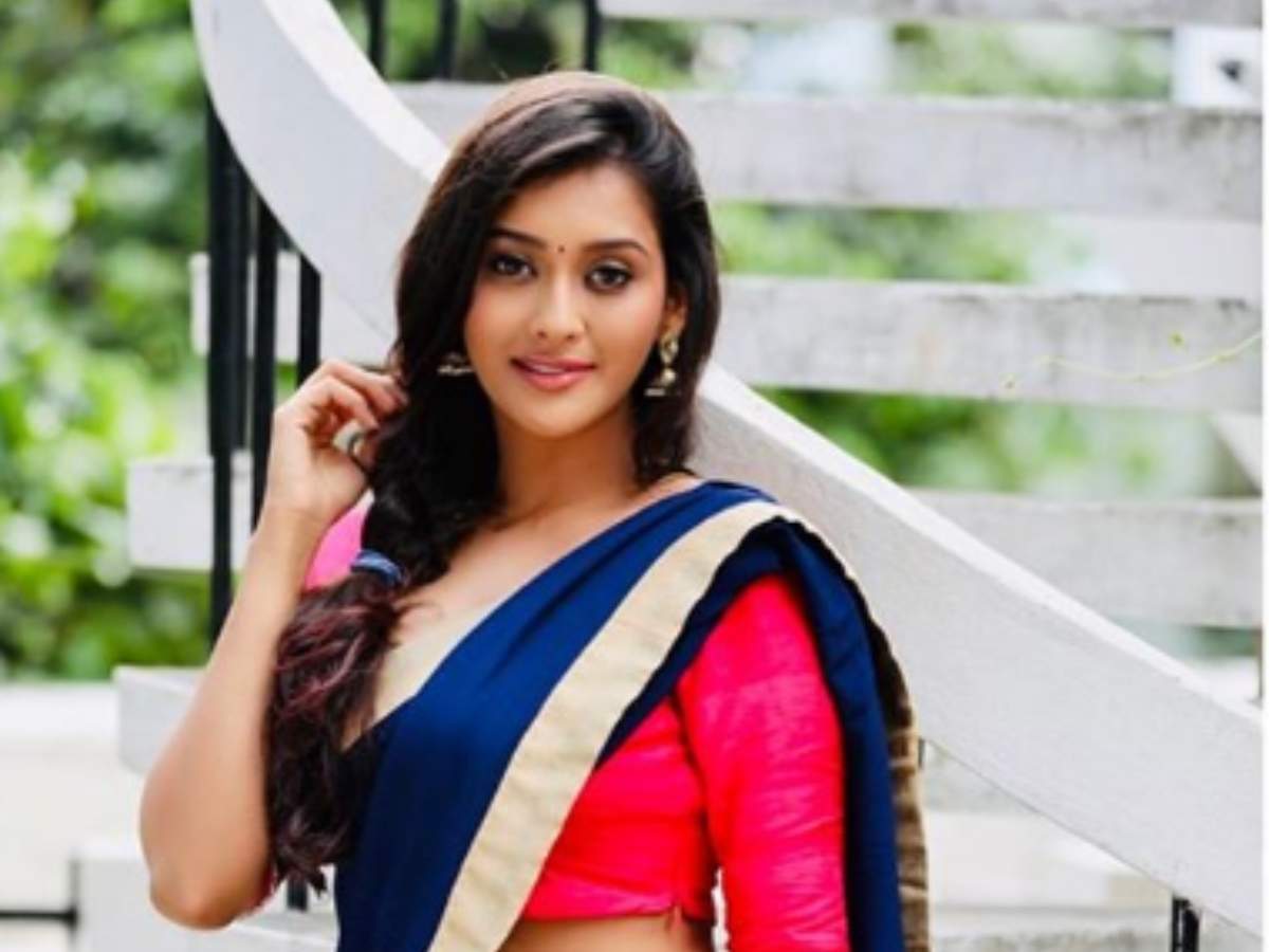 Pooja Jhaveri Explains The Definition Of A Woman In Her Latest Post Gujarati Movie News Times Of India