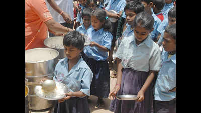 Karnataka: Over 1 lakh midday meal staff out of work, money