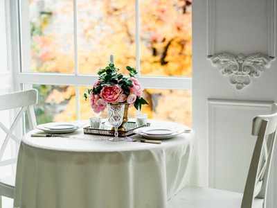 Picturesque & modern tablecloths to help you dine in style