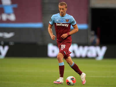 West Ham sign Czech midfielder Tomas Soucek on permanent deal