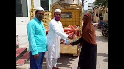 AP: Guntur Round Table distributes Bakrid gift to poor Muslims