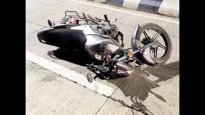 Pune: Building contractor dies as bike crashes into divider
