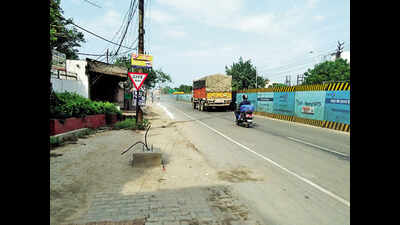 Ghaziabad: Woman riding pillion dies as truck hits bike, rider critical ...