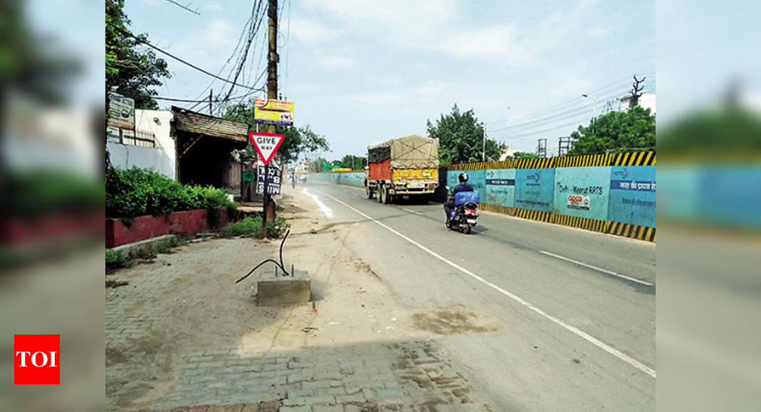 Ghaziabad: Woman Riding Pillion Dies As Truck Hits Bike, Rider Critical ...