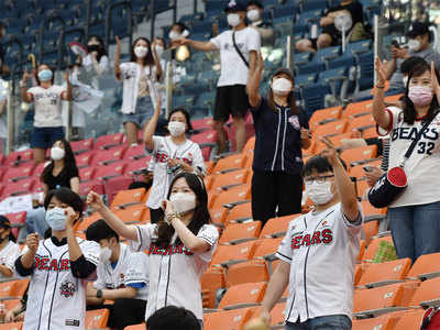 Our First KOREAN BASEBALL GAME in Seoul, South Korea 