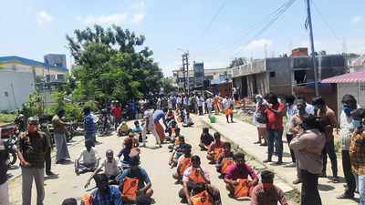 VHP, Hindu Munnani members besiege police station in Coimbatore