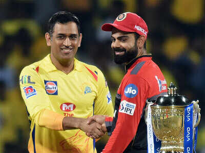 MS Dhoni and Virat Kohli with the IPL Trophy. (TOI File Photo)