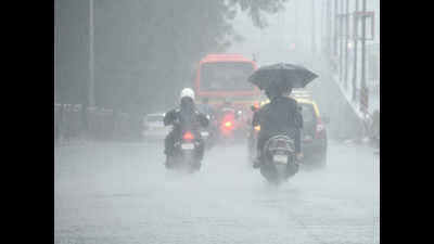 Mumbai wakes up to heavy rain, water-logged roads