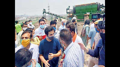 Row over height: MP, mayor visit Ghazipur landfill site
