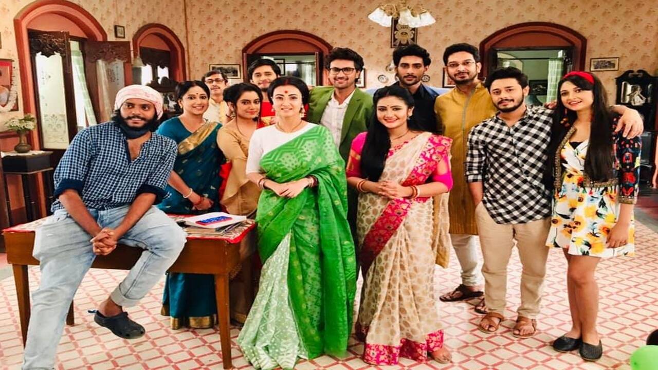 Irabotir Chupkotha to go off-air; team wraps up shoot on an emotional note  - Times of India