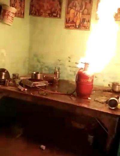 LPG cylinder catches fire, dial 112 cop saves priest’s life | Bareilly ...