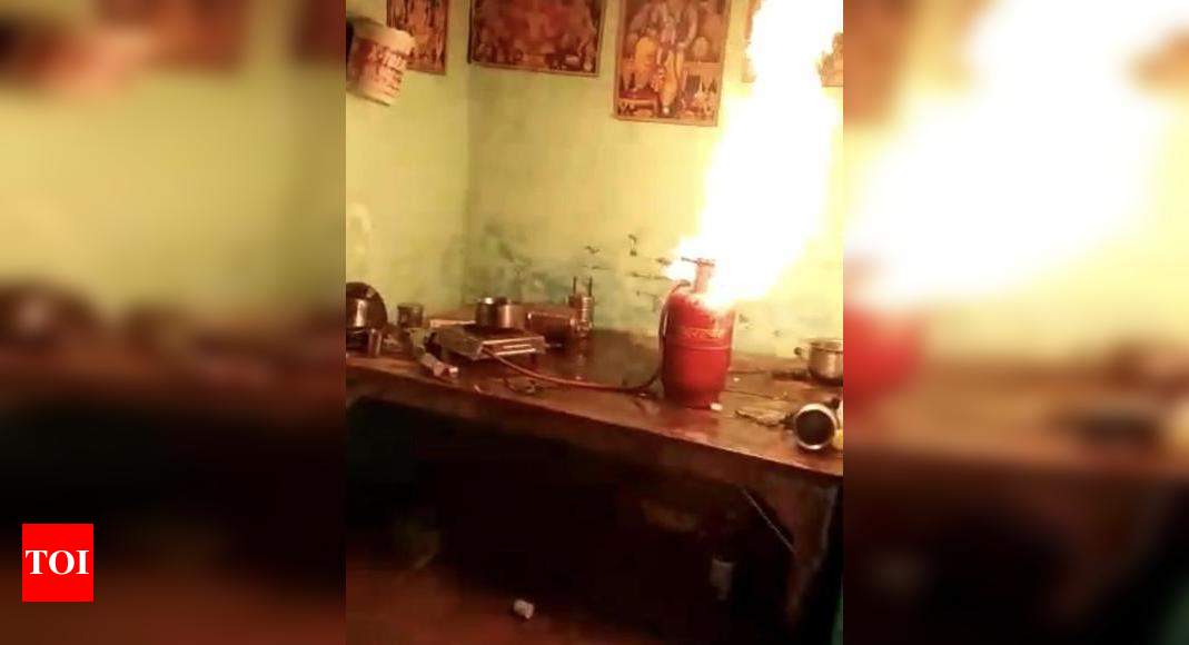 LPG cylinder catches fire, dial 112 cop saves priest’s life | Bareilly ...