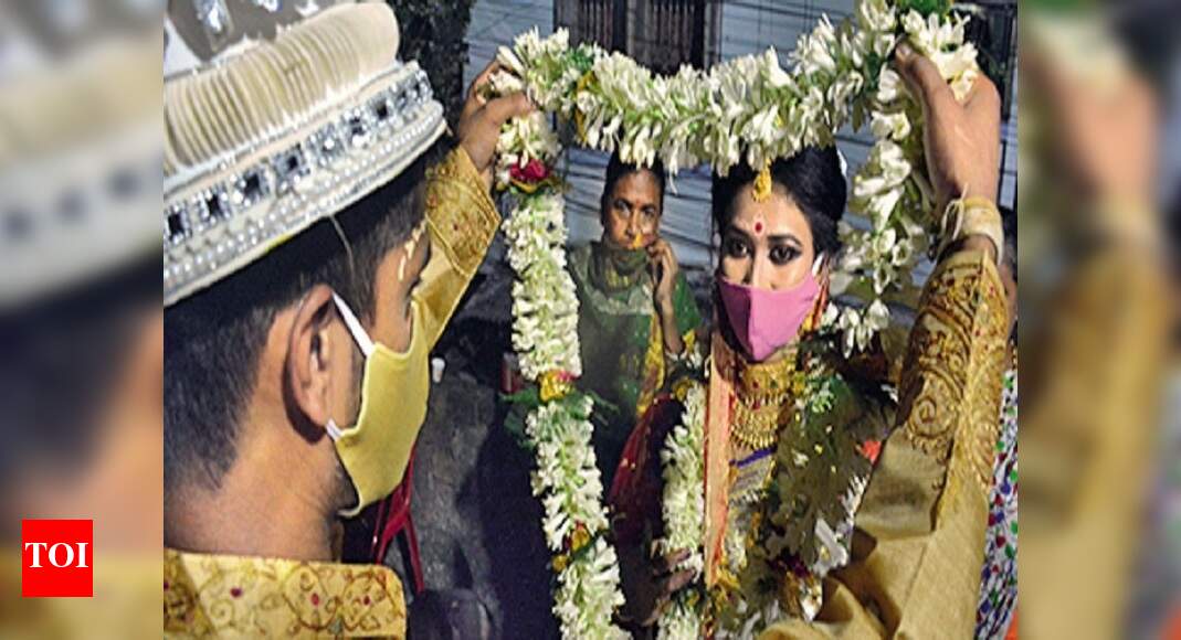 Lock kiya jaye Kolkata couple chant amid total lockdown Kolkata News Times of India