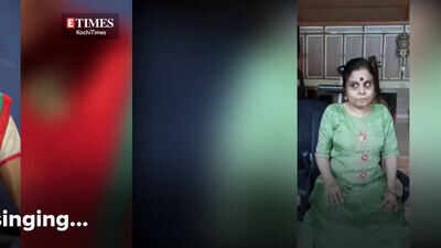 Vaikom Vijayalakshmi sings 'Vaathilkkalu Vellaripraavu' song