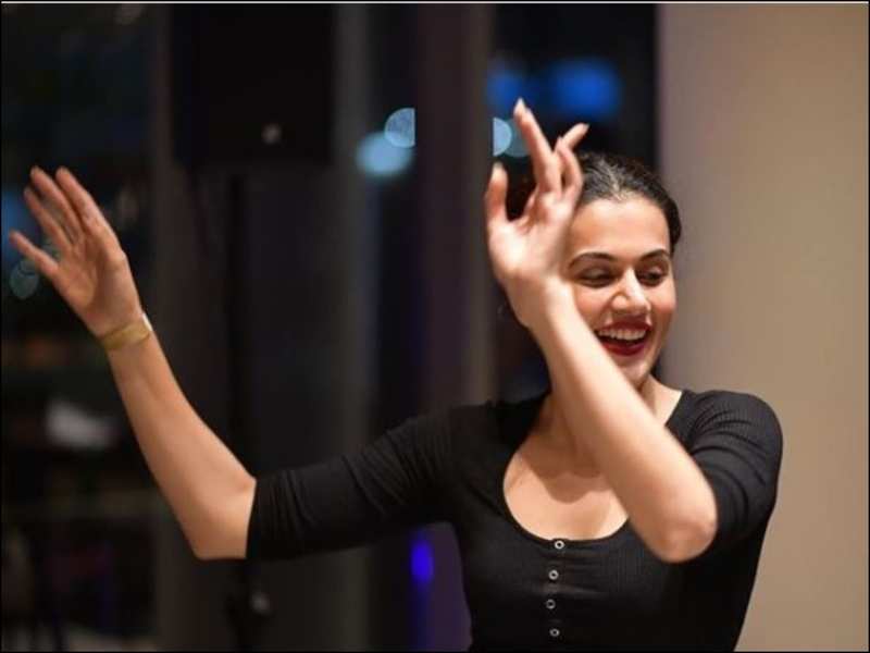 Taapsee Pannu's 'happy' throwback picture is sure to brighten up your day; view post