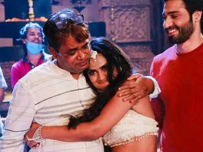 Naagin 4 director gives emotional 'vidaai' to Nia Sharma and Vijayendra Kumeria; actress calls it a 'moment to cherish'