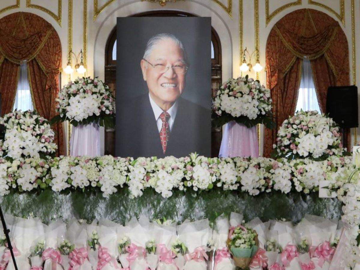 Taiwanese Pay Respects To Former President Lee Teng Hui Times Of India