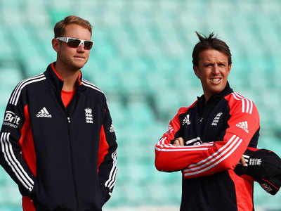 Graeme Swann criticises England selectors for dropping Stuart Broad in first Test